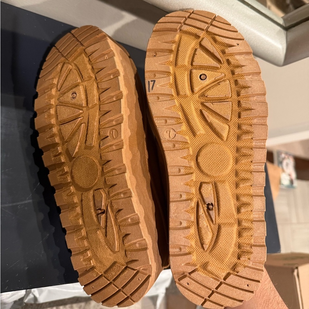 Slippers - Picture 2 of 3
